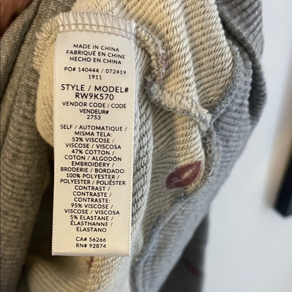 Gray long sleeve with Red lips - Picture 3 of 3